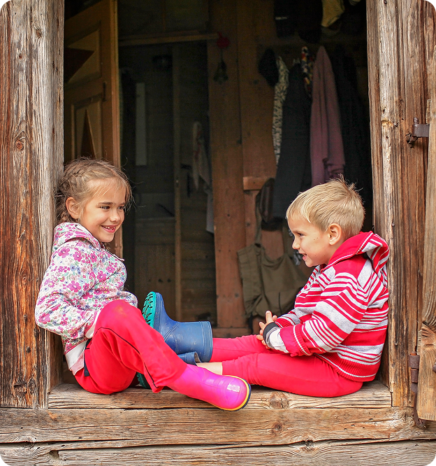 Deca sede na drvenom pragu